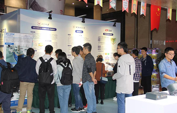 科技展区参观者.jpg 科技展区参观者.jpg