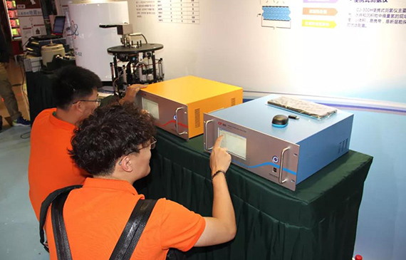 超钜工作人员现场操作.jpg 超钜工作人员现场操作.jpg