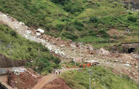 成昆铁路山体崩塌.jpg