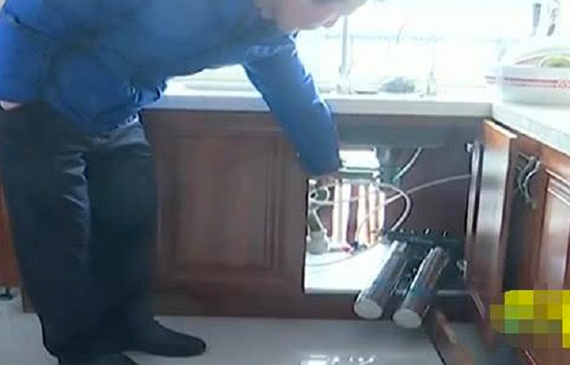 净水机漏水导致厨房损坏.jpg 净水机漏水导致厨房损坏.jpg