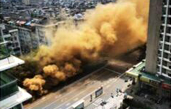 杭州建国北路地面塌陷大量黄烟.jpg