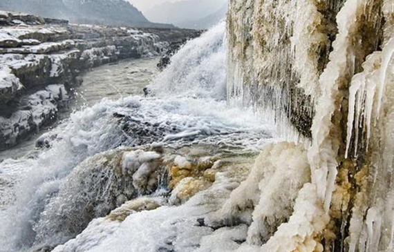 黄河壶口瀑布两岸形成冰瀑冰雕.jpg