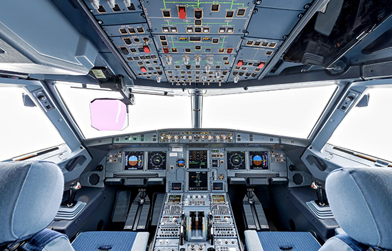 飞机驾驶舱.jpg
